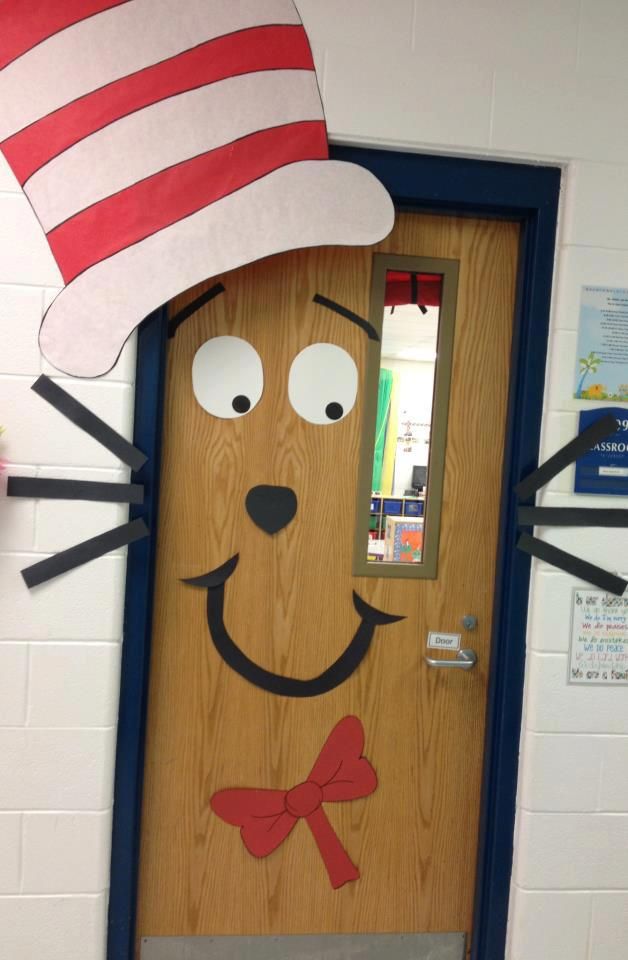 idee per decorare l'aula per Natale: porte decorate