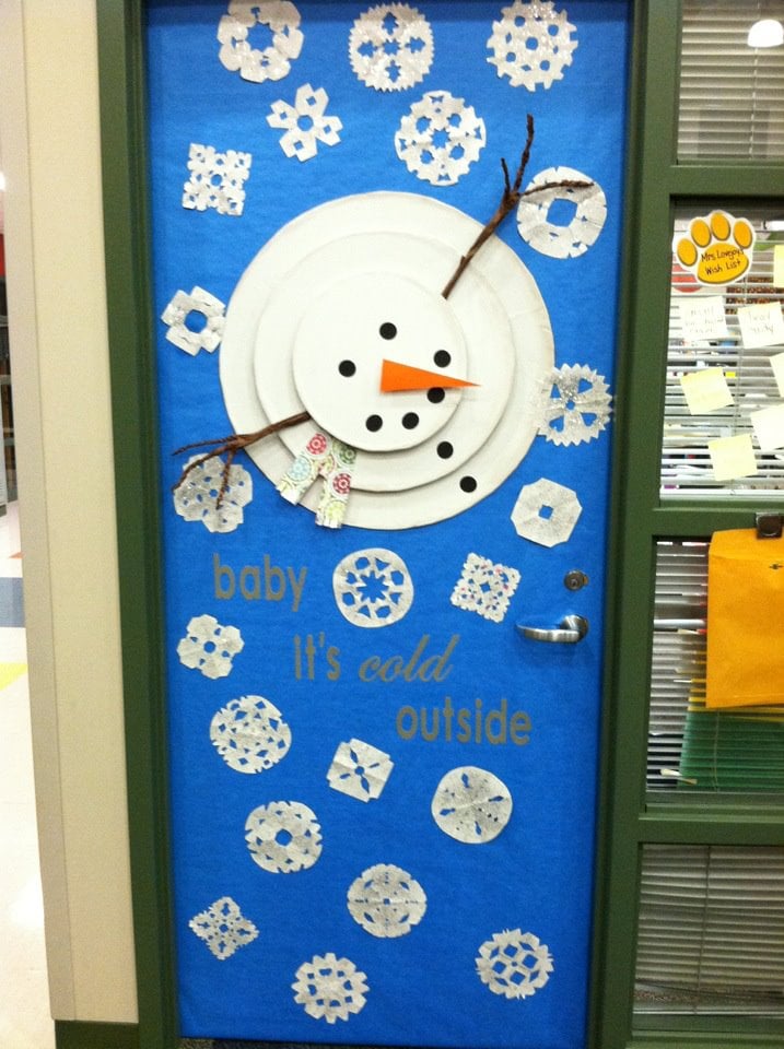 idee per decorare l'aula per Natale: porte decorate