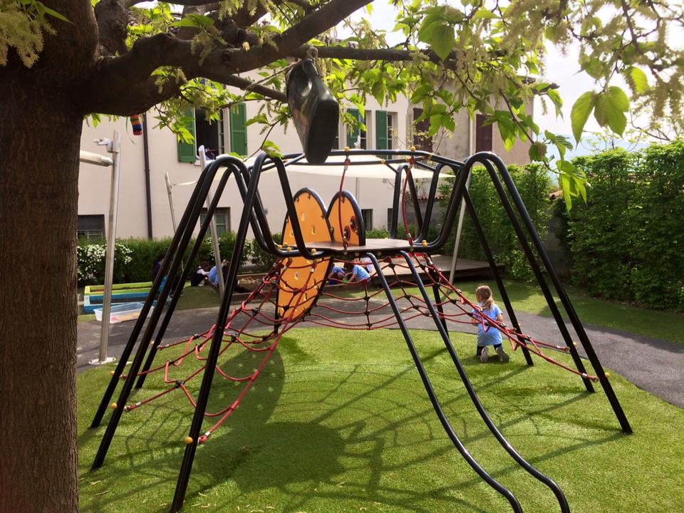 Ghirlande per decorare il giardino create con materiale di recupero