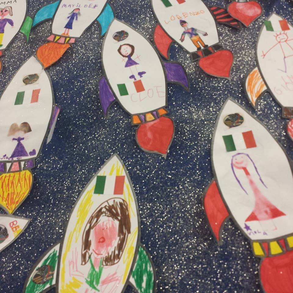 Colori e pannelli alla scuola dell'infanzia