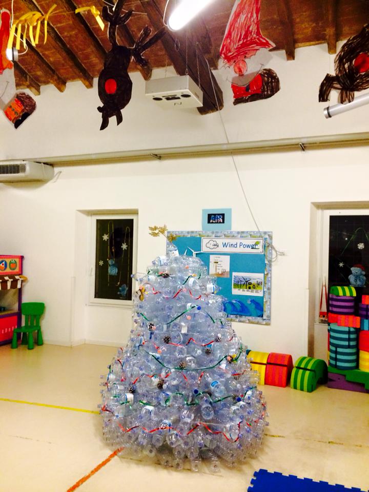 Natale ricco con materiale povero (ALBERI DI NATALE CON MATERIALE DI RECUPERO)