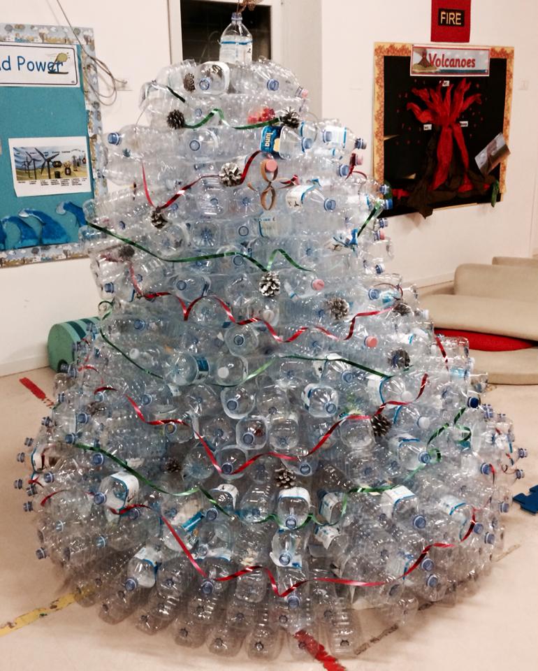 Natale ricco con materiale povero (ALBERI DI NATALE CON MATERIALE DI RECUPERO)