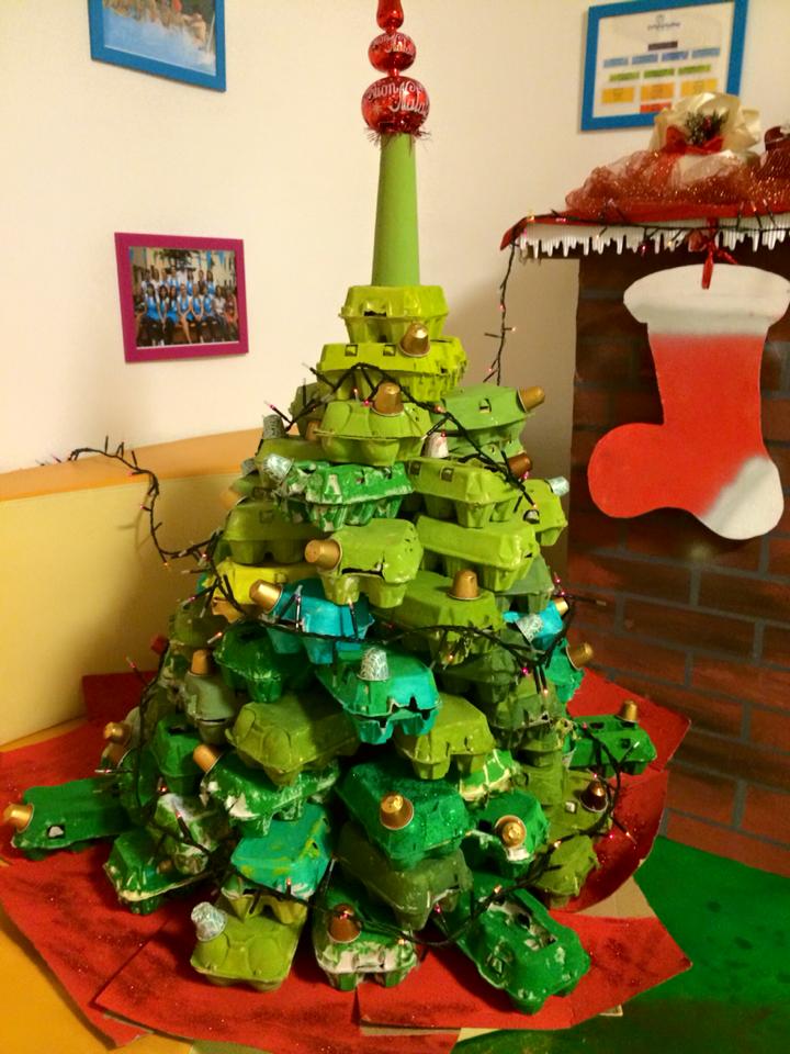 Natale ricco con materiale povero (ALBERI DI NATALE CON MATERIALE DI RECUPERO)
