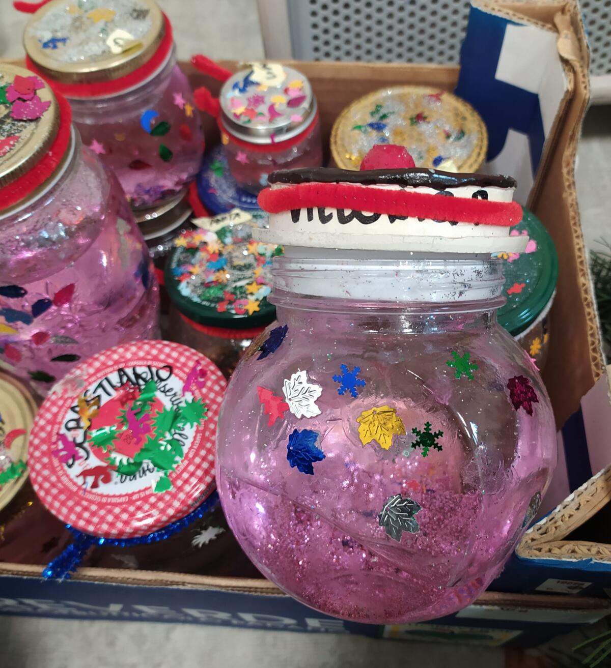 Spunto montessoriano per aiutare i bambini a rilassarsi: IL BARATTOLO DELLA CALMA - 