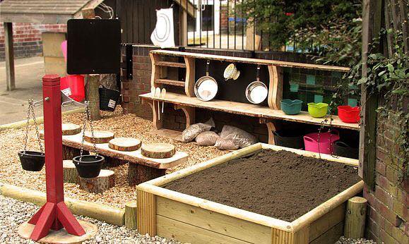 Mud kitchen - cucine di fango per riconnettere i bimbi con la natura