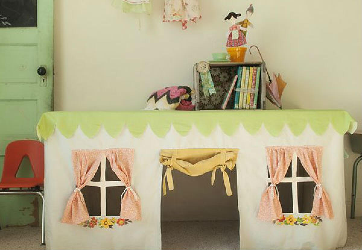Apparecchiamo la tenda! Tovaglia a forma di casetta o tenda per bambini - 