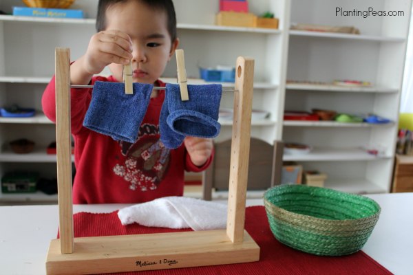 Attività montessoriana per sviluppare la manualità fine