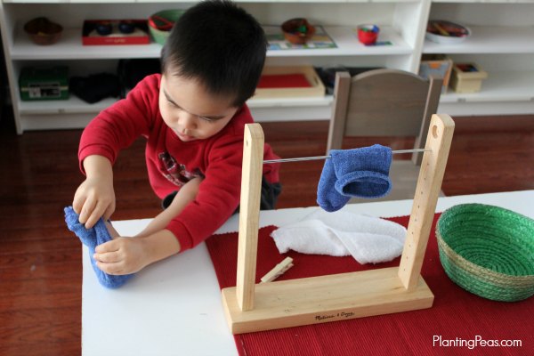 Attività montessoriana per sviluppare la manualità fine