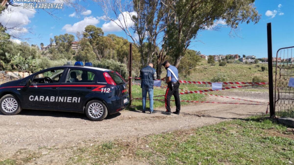 Mega discarica abusiva in fiamme scoperta nel catanese - 