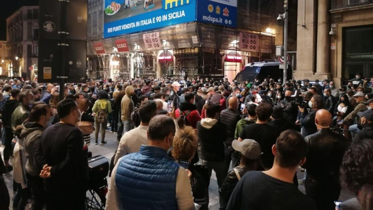 Manifestazione a Catania contro Dpcm: scattano tre denunce - 