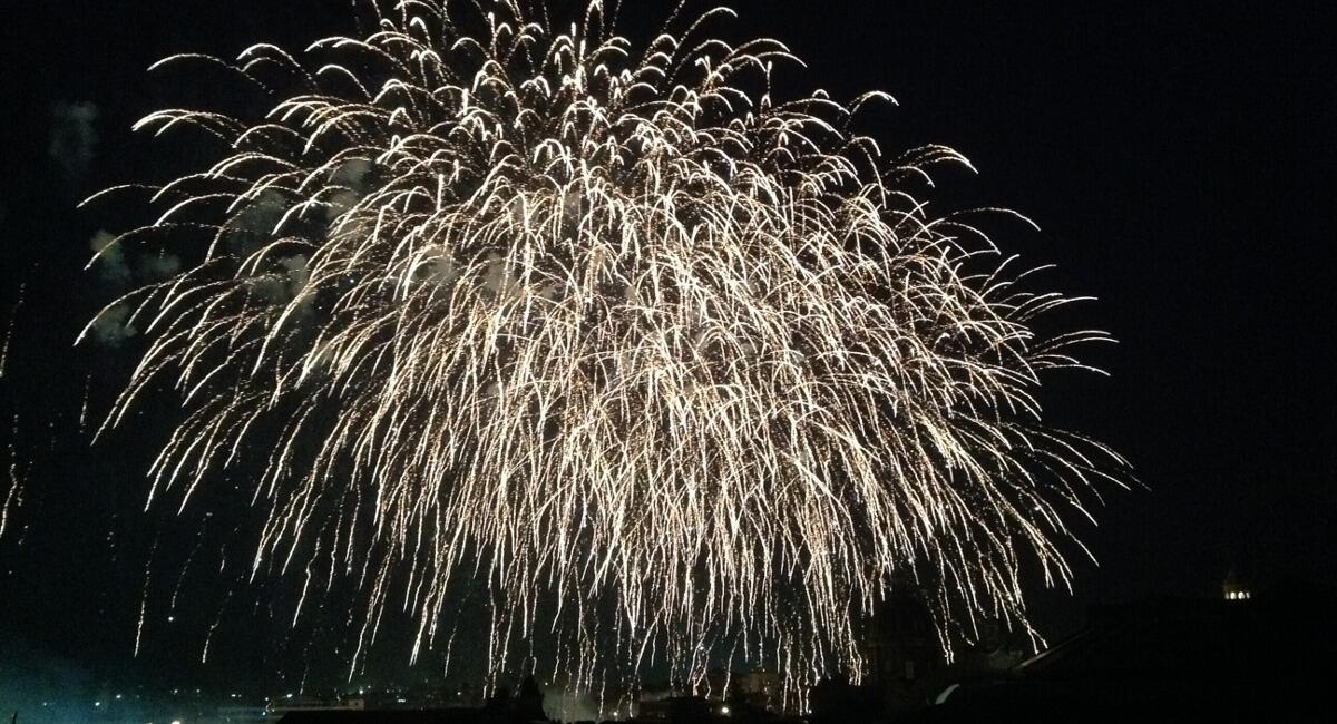 Catania, spara fuochi d'artificio per l'arrivo di un figlio maschio e viene denunciato - 