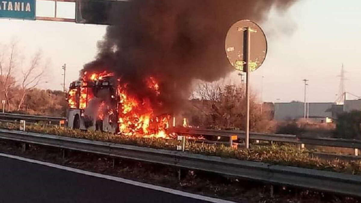 Incendio sulla Siracusa-Catania: coinvolto un bus di linea - 