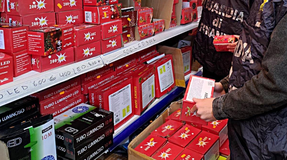 Addobbi natalizi non conformi: ecco dov'è avvenuto il sequestro - 