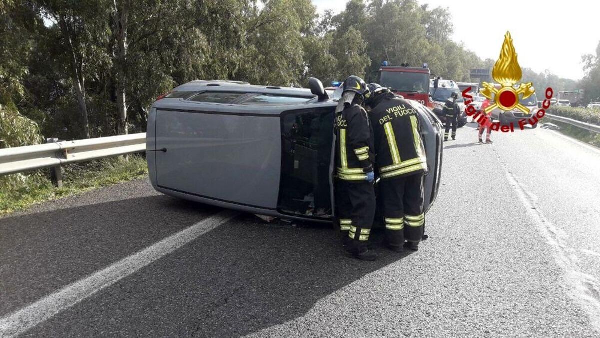 Incidente sulla Catania-Messina: auto si ribalta, e invade la carreggiata opposta - 