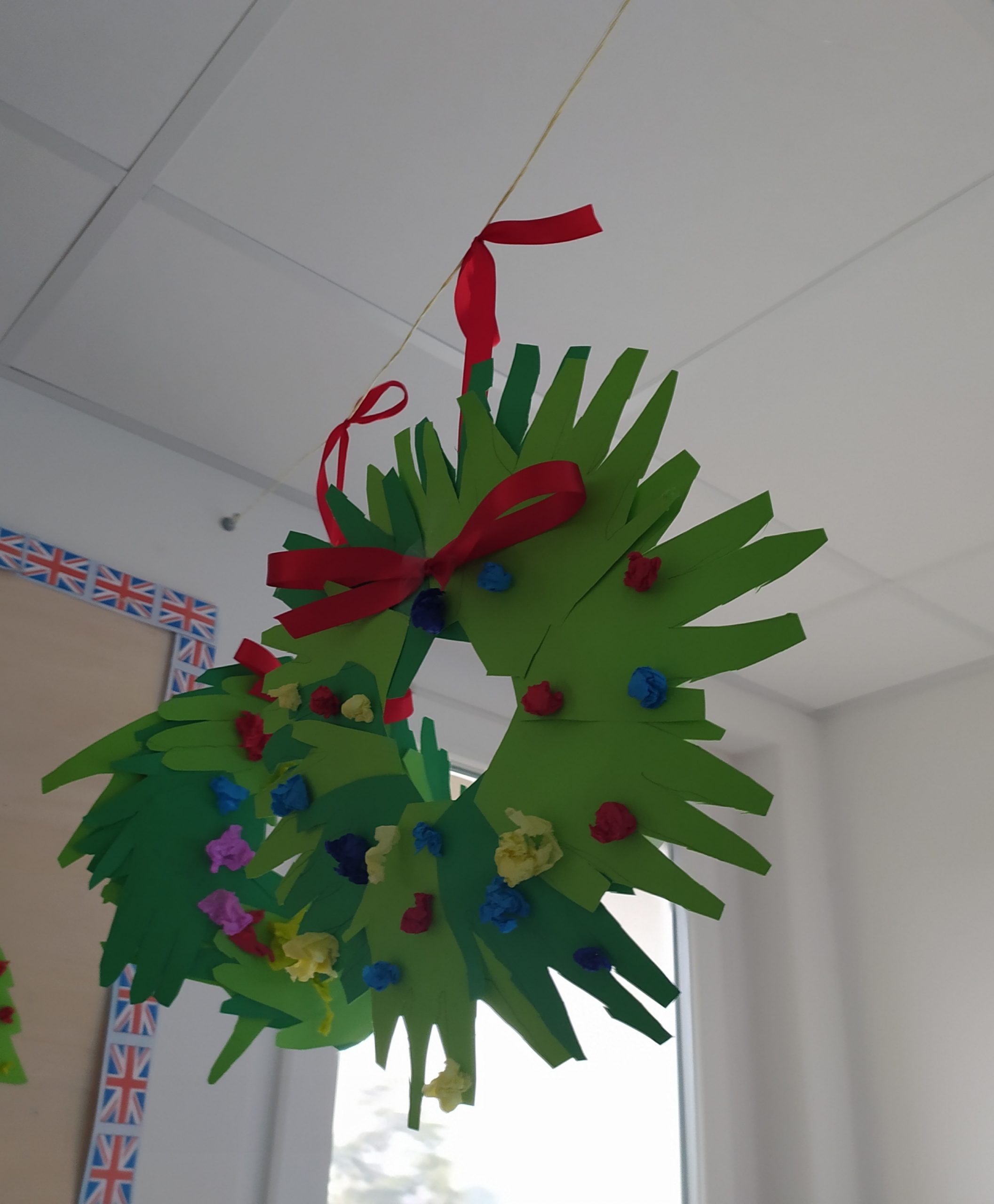 lavoretti con piattini di carta Natale facile ghirlanda di carta fai da te per bambini
