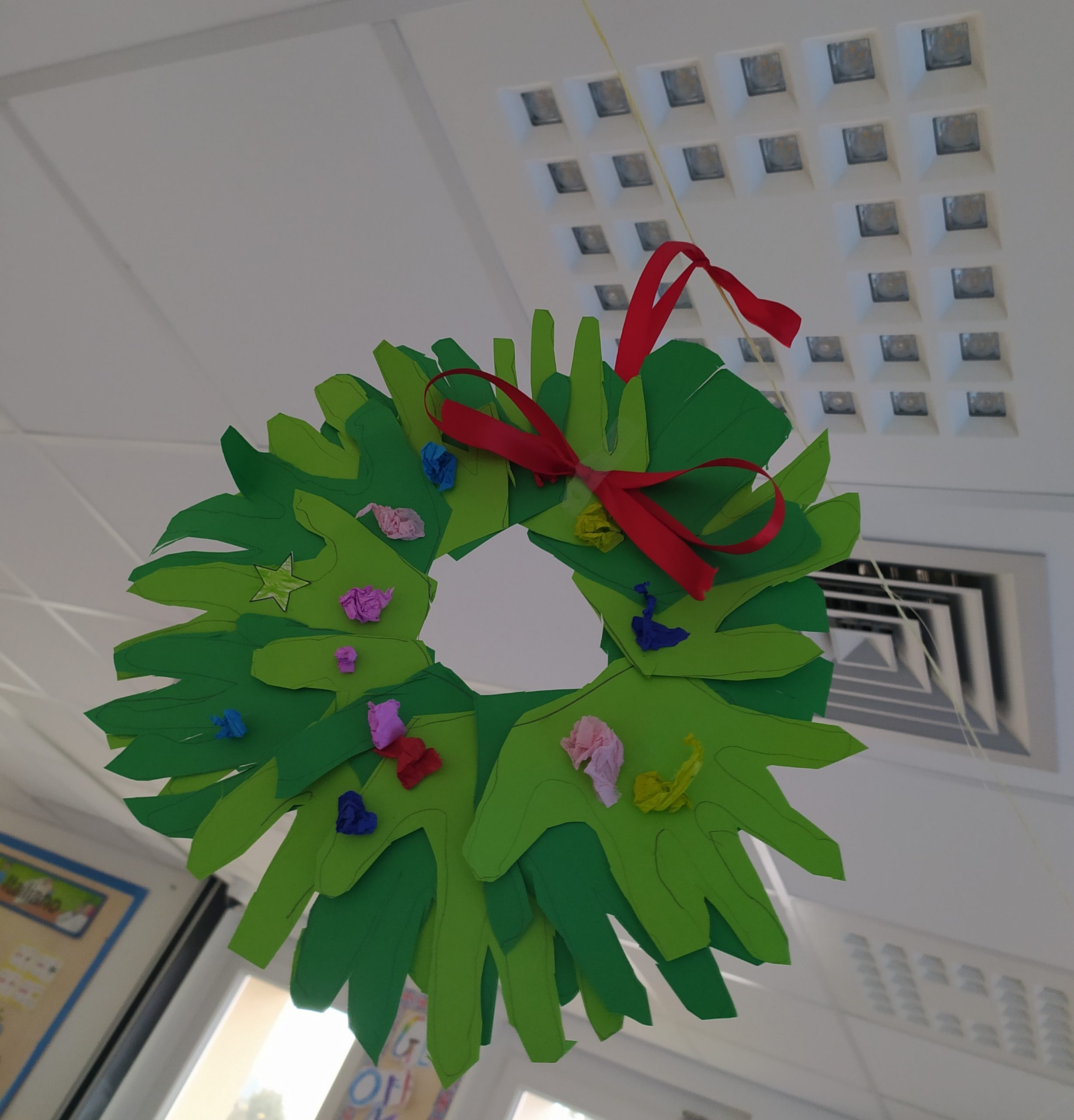 lavoretti con piattini di carta Natale facile ghirlanda di carta fai da te per bambini