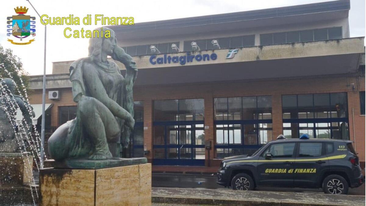 Caltagirone: si riuniscono nelle scalinate della piazza per giocare a briscola incuranti delle norme anti Covid, sanzionati - 