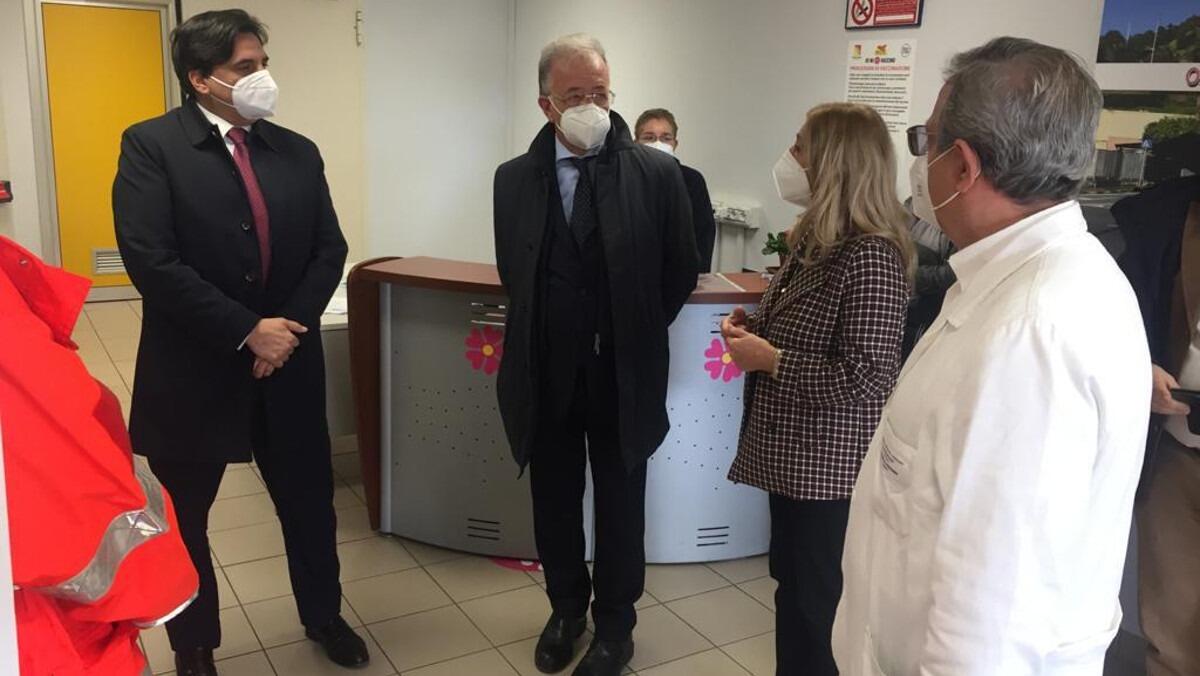 Covid, il sindaco Pogliese visita l'area vaccinazioni del Cannizzaro - 