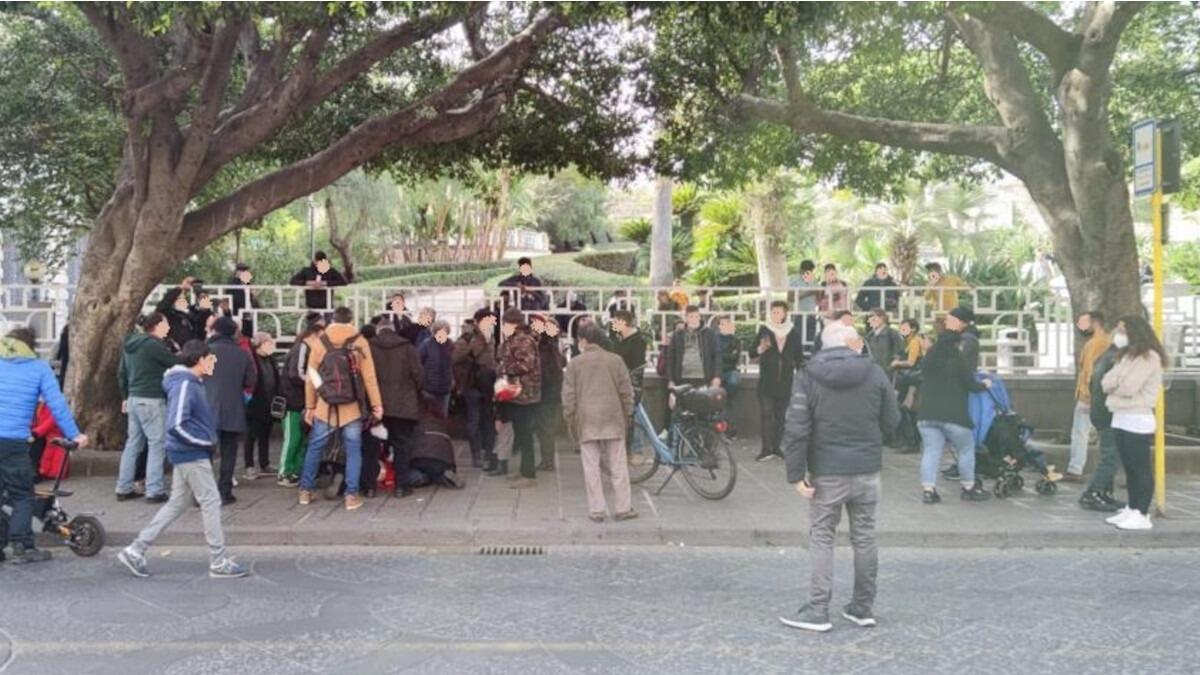 Negazionisti Covid manifestano alla Villa Bellini senza autorizzazione: sanzionati - 