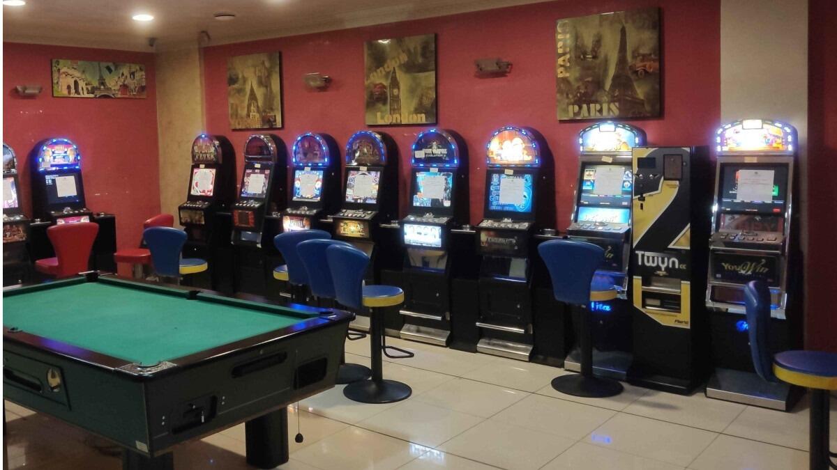 Segnalati per spaccio, erano in sala giochi per guardare la partita: sanzionati - 