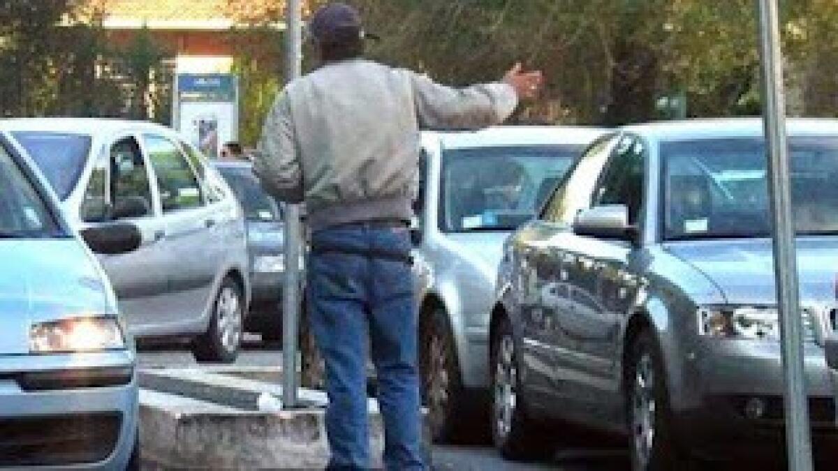 Nuovi controlli per i posteggiatori abusivi: 23 sanzioni in una settimana - 