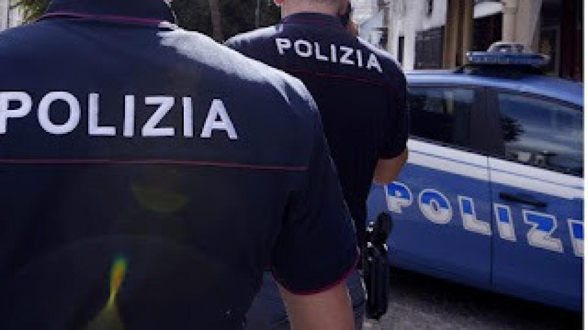 Si denuda e aggredisce i passanti: Polizia denuncia giovane nigeriano - 