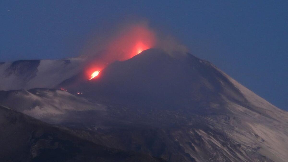 Etna, attività stromboliana dal cratere Sud-Est - 