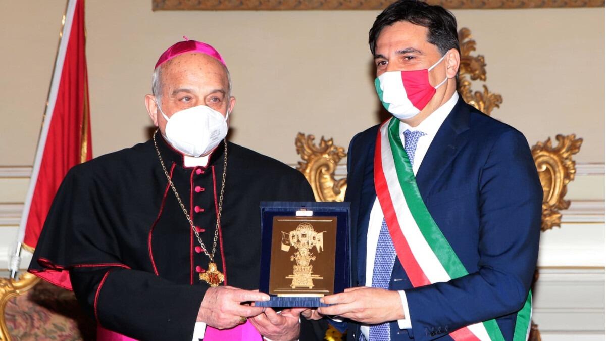 Candelora d’oro consegnata all’Arcivescovo Mons. Salvatore Gristina, Pogliese: “Grande lealtà e vicinanza alla nostra città nei momenti belli e brutti” - 
