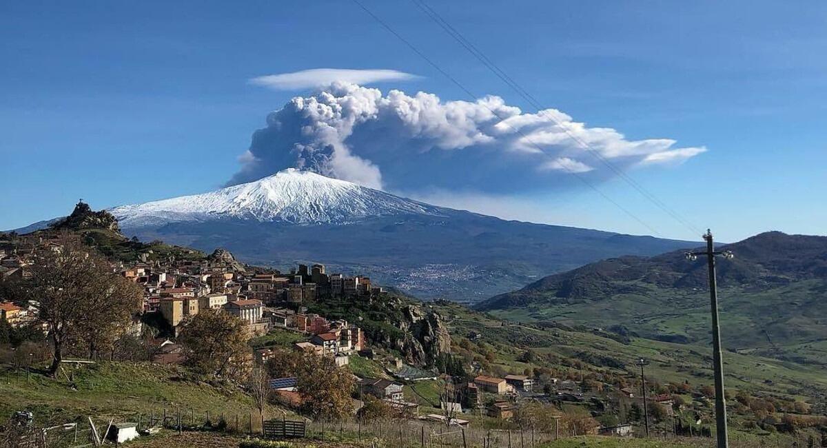 L'Etna continua il suo spettacolo: fontane di lava alte 1 metro e nube di cenere dal cratere di Sud-Est - 