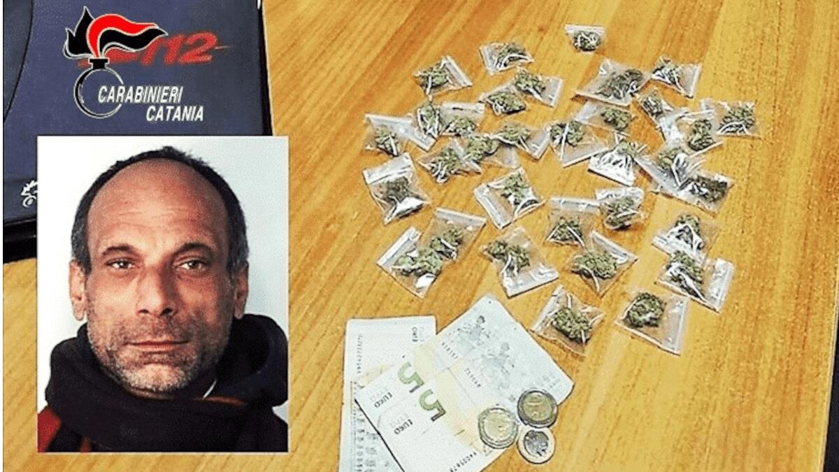 Getta la droga nel vano ascensore, ai militari dice che sta cercando un coltello all’interno: “mi serve per tagliare un pezzo di scacciata” - 