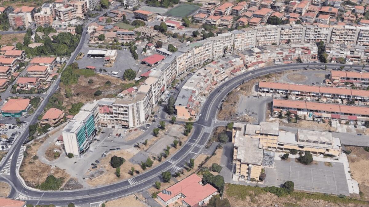 Pusher tentano la fuga nascondendosi nei palazzi di via Capo Passero ma la Polizia conosce ormai i nascondigli - 