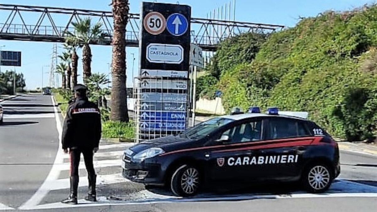 Catania: 34enne picchia la ex compagna davanti alle figlie, e poi le distrugge l'auto - 