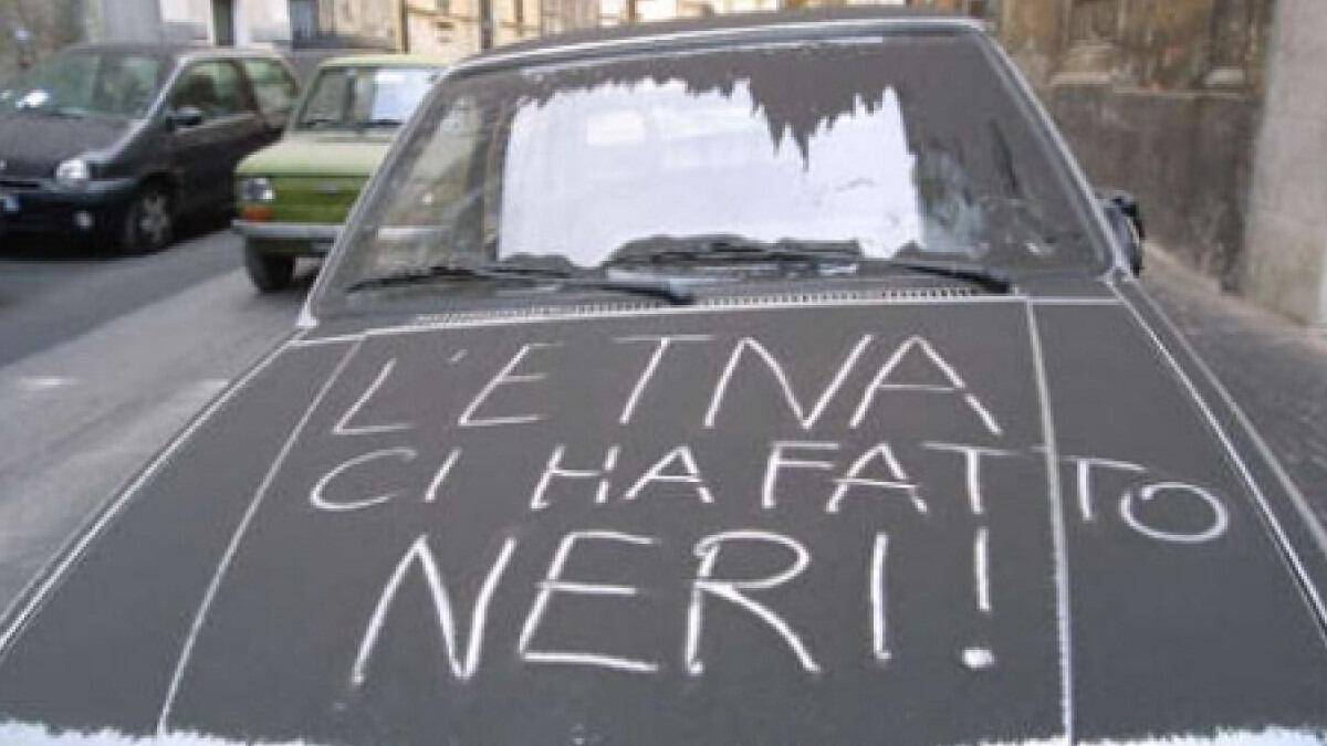 Catania, pulizia strade dalla cenere dell'Etna. Pogliese e Cantarella: "Raccomandiamo prudenza" - 