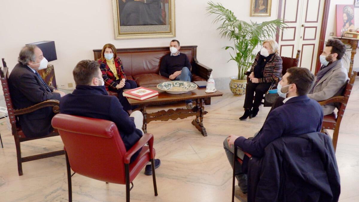 Caltagirone, incontro tra la soprintendente Aprile e il Sindaco Ioppolo: ex convento di Sant’Agostino, centro storico e cimitero monumentale tra le priorità - 