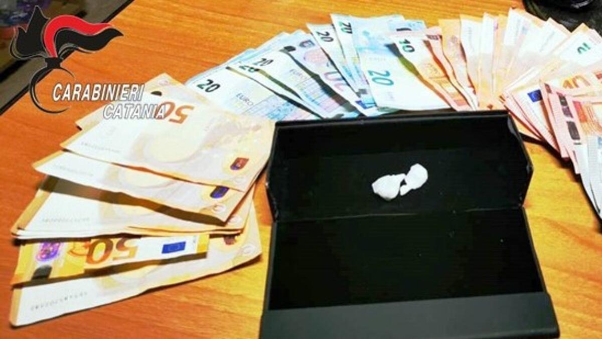 Catania: pusher ingoia una dose di cocaina per sfuggire ai carabinieri - 
