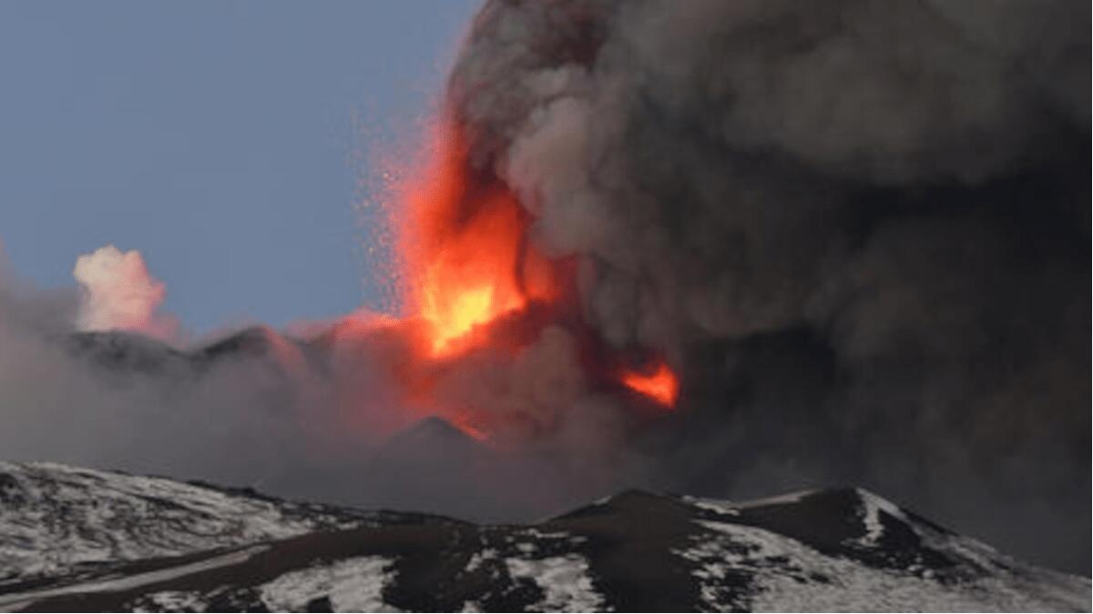 Etna: pericolo sul territorio urbano, il Sindaco Pogliese vieta l’uso dei mezzi a due ruote e impone il limite di velocità a 30 km/h per le auto - 