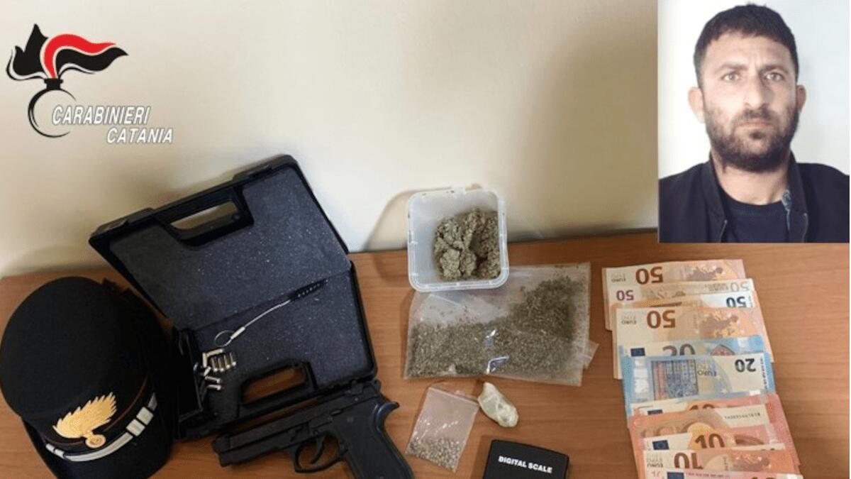Aveva droga e armi clandestine in casa, si giustifica dicendo che sono un ricordo del nonno - 