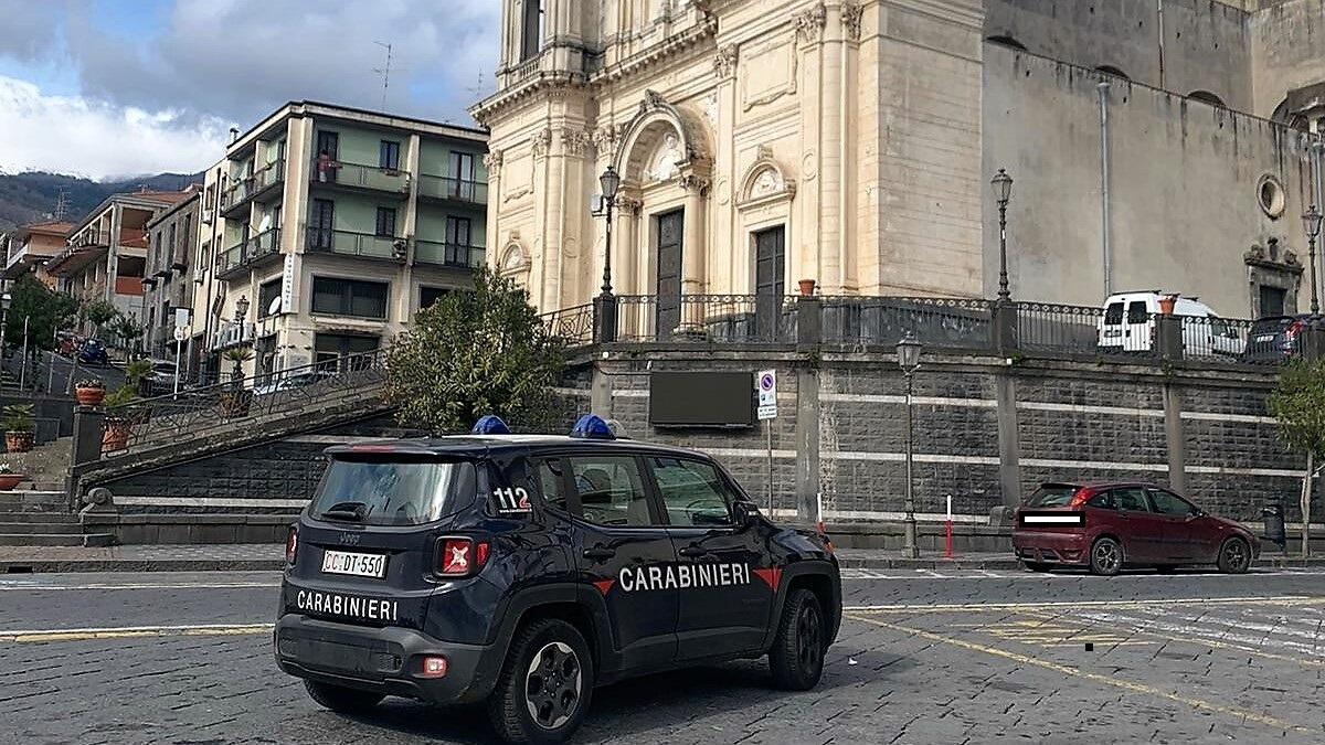 Padre ubriaco e violento si scaglia contro moglie e figlio di dieci anni. Il piccolo chiama il 112: la donna aveva già denunciato il marito - 