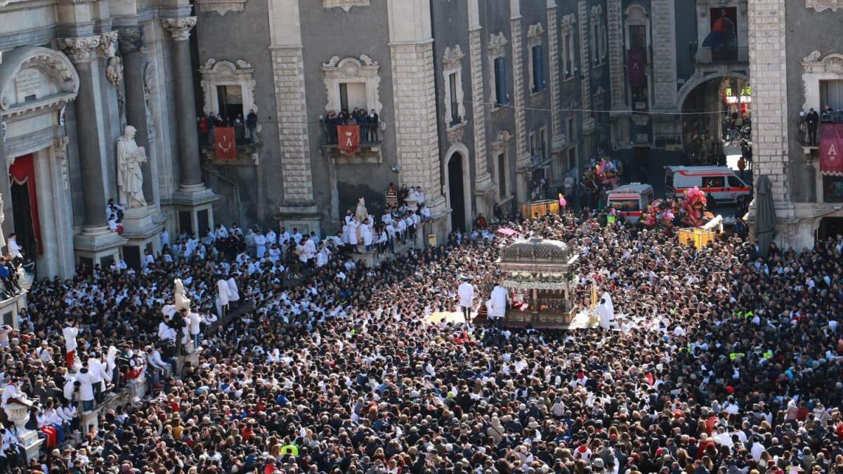 Sant'Agata: il sindaco Pogliese dispone divieto di stazionamento in piazza Duomo - 