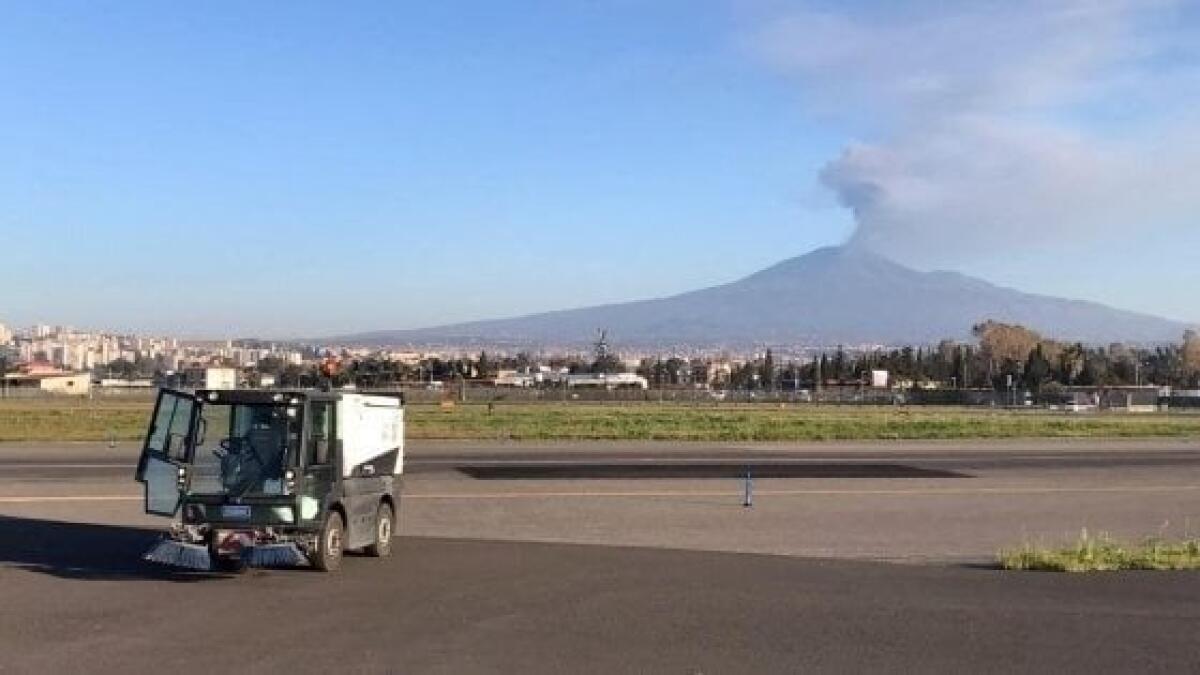 Etna, 267 tonnellate di cenere rimosse a Catania. Programmati divieti di sosta per rimuovere quella sotto le vetture posteggiate - 