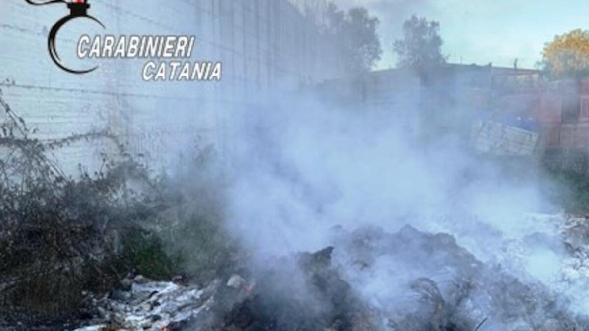 Aci Sant'Antonio, appiccavano degli incendi per liberarsi degli scarti di produzione - 