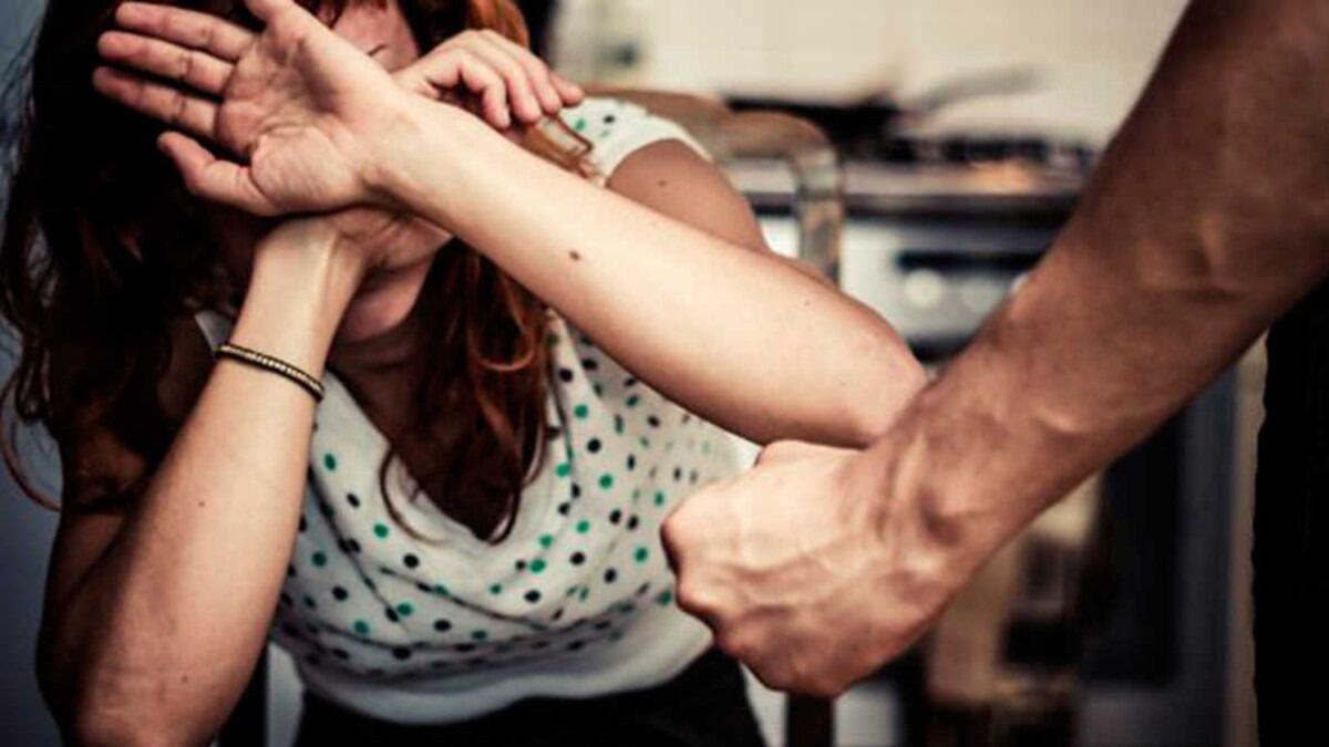 Violenza domestica a Catania: picchia moglie e figli e minaccia di violentare anche la suocera - 