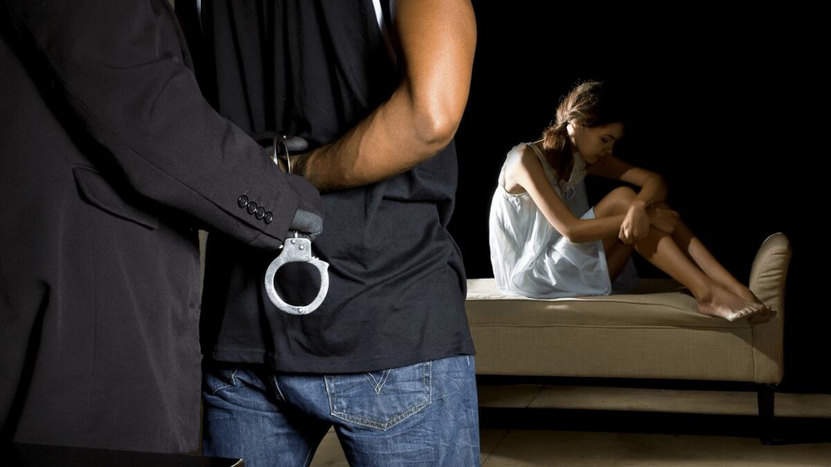 Rumeno ubriaco e drogato schiaffeggia, afferra per il collo e butta a terra la compagna, vittima di violenza da sette anni - 