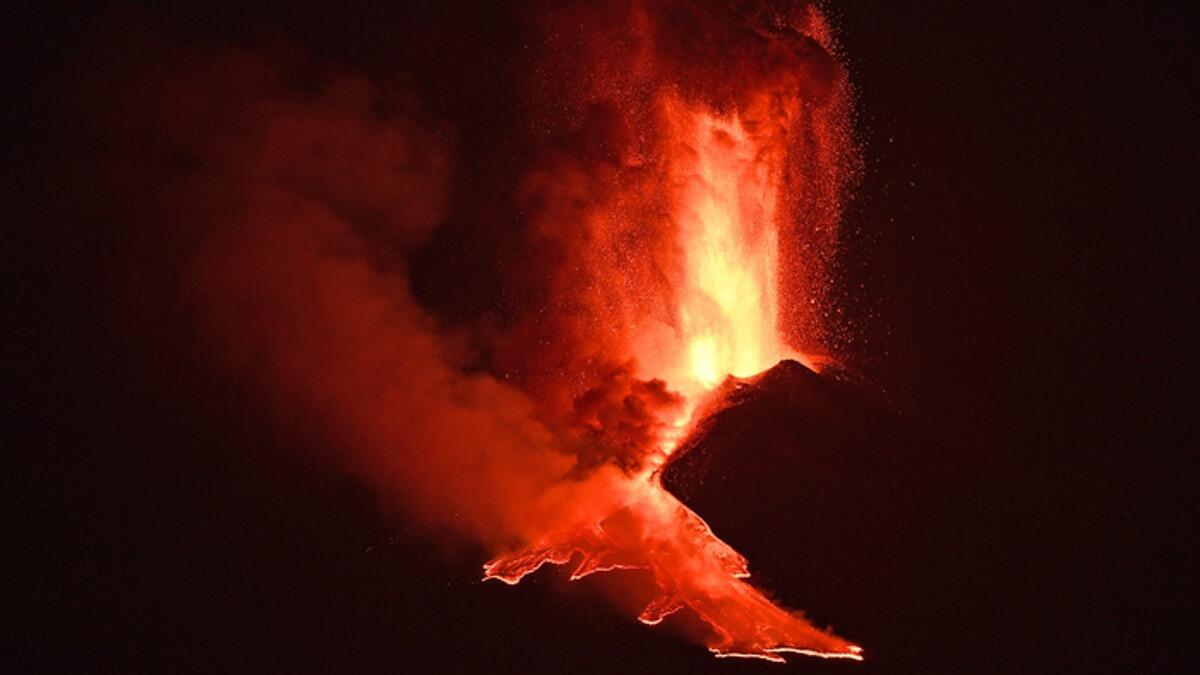 Nuovo parossismo dell'Etna dal cratere di Sud-Est: fontana di lava, pioggia di lapilli e cenere lavica - 