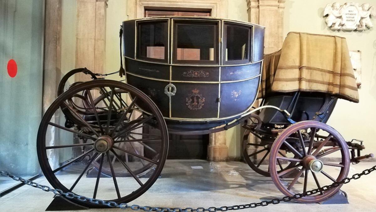 Catania, 23enne si rifugia dietro la carrozza del Senato per sfuggire ai Carabinieri - 