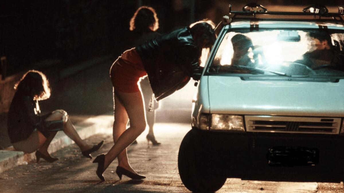 Diciannovenne in cerca di prostitute ne fa entrare una in auto ma è un bulgaro travestito che gli ruba soldi e telefono - 