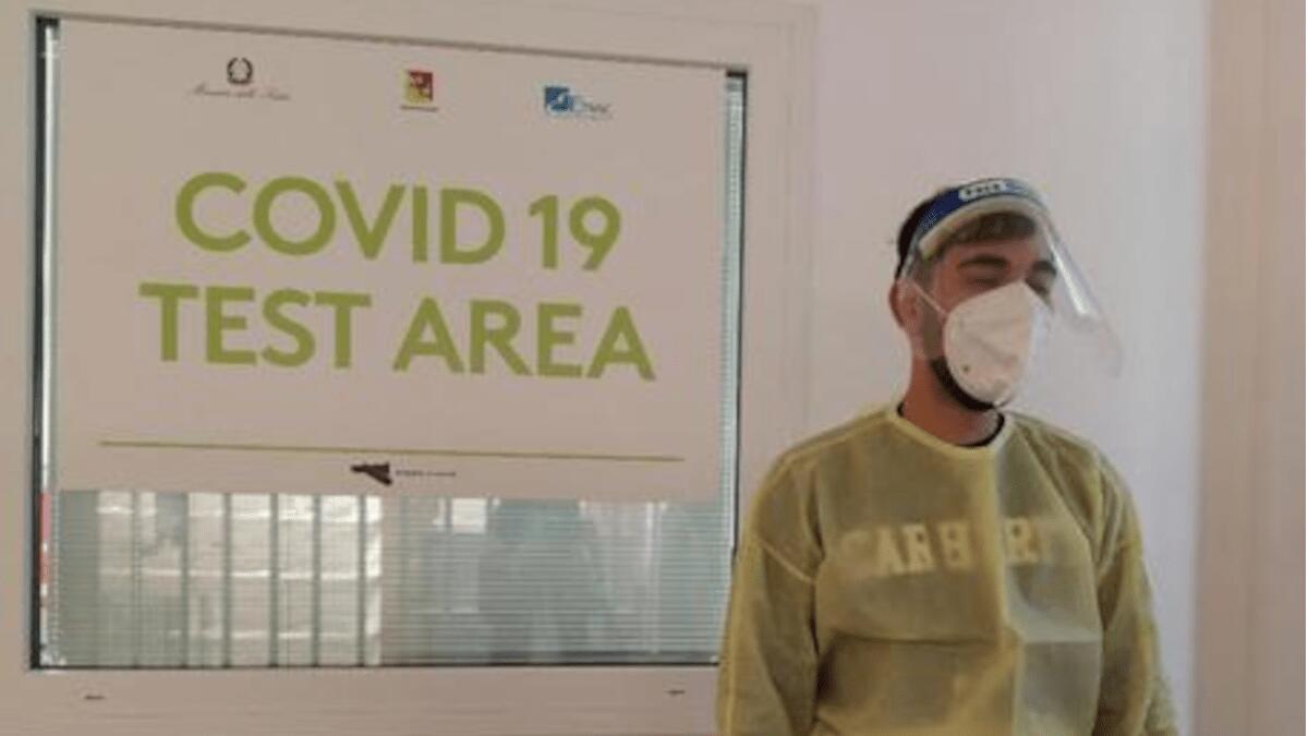 In attesa d’effettuare il test anti Covid all’aeroporto, decide di rubare la borsa di un altro passeggero in fila - 