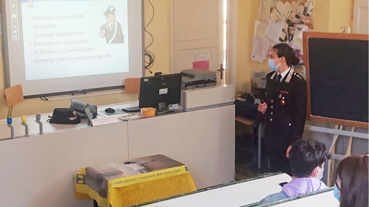 I Carabinieri incontrano i giovani del liceo scientifico Boggio Lera per parlare di legalità, cyberbullismo e revenge porn - 