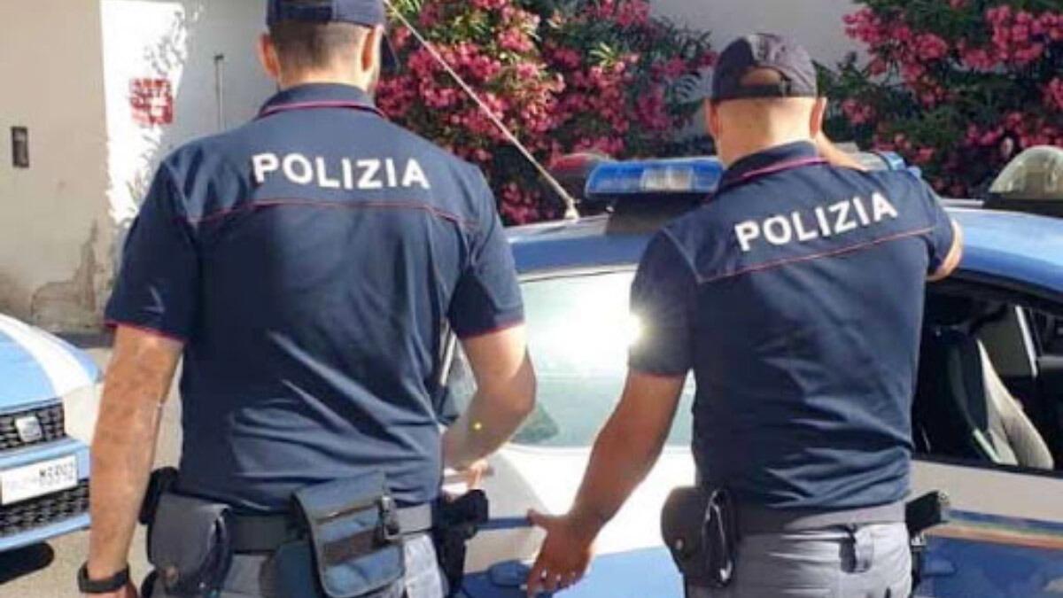 Agli arresti domiciliari dalla madre, picchia e minaccia sorella, si toglie il braccialetto elettronico e fugge - 