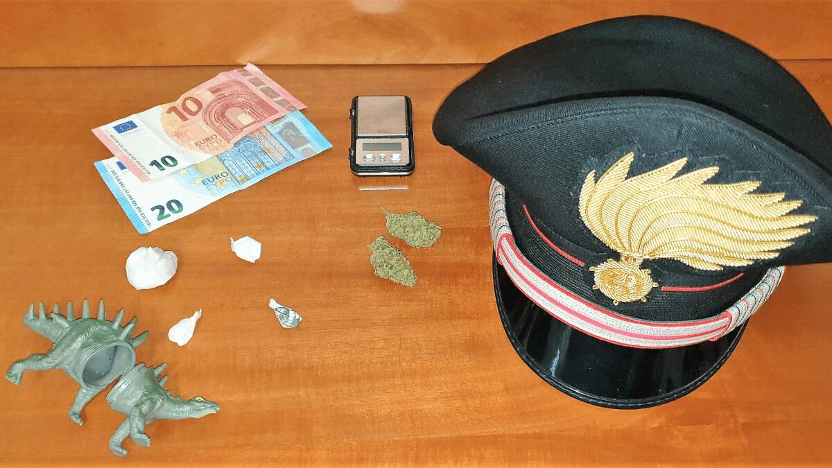 Acireale: posto ai domiciliari, continuava a spacciare nascondendo la droga nel dinosauro giocattolo del figlioletto - 
